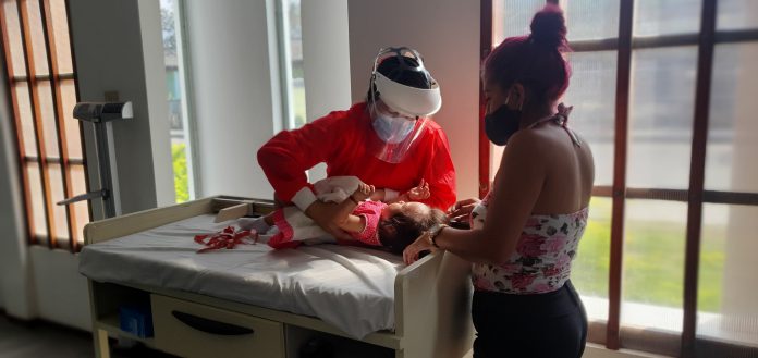 Niñas y niños de los servicios de desarrollo infantil del MIES en Catamayo reciben controles médicos por parte del personal del Ministerio de Salud Pública.